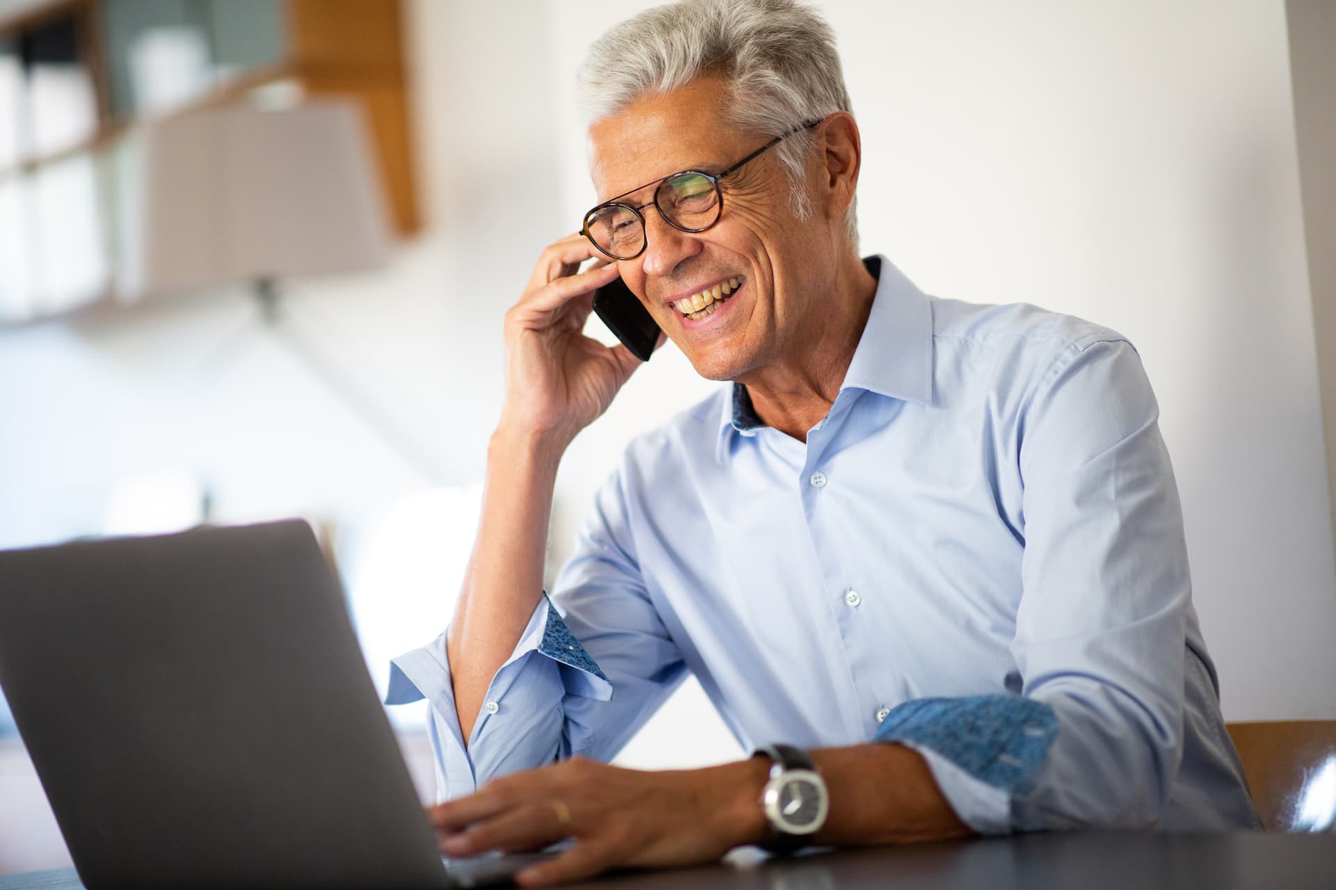 hombre aprende inglés online