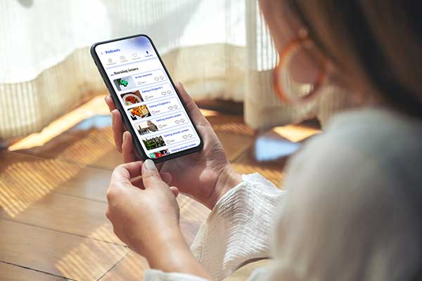 mujer estudiando con una app de inglés