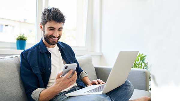 hombre estudiando inglés
