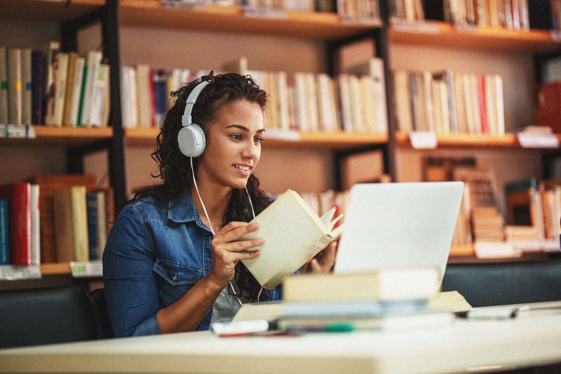 chica estudiando inglés online