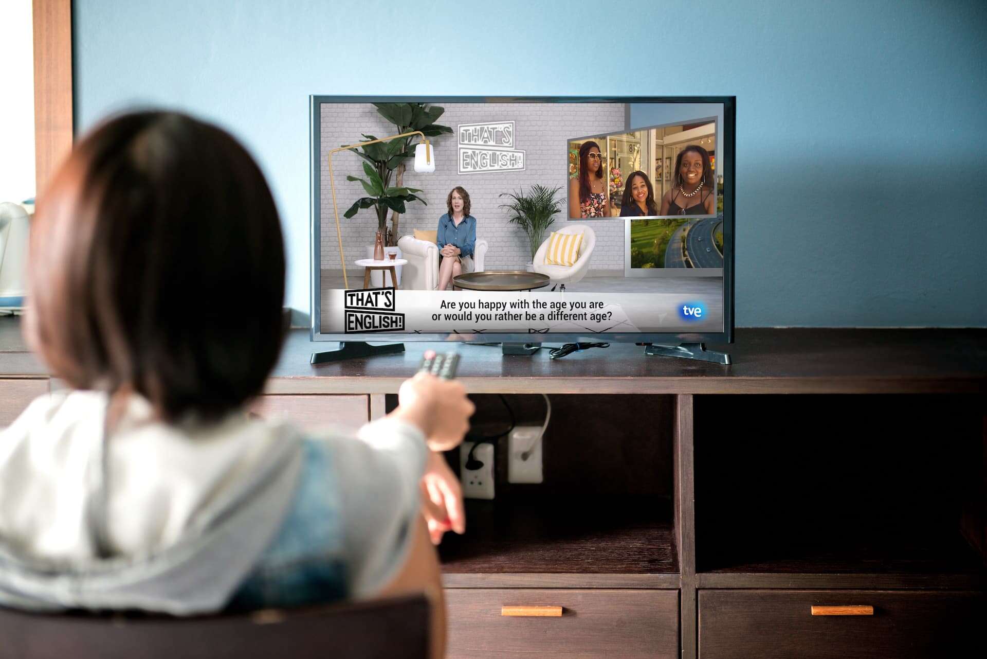 Chica viendo programa de inglés en tve
